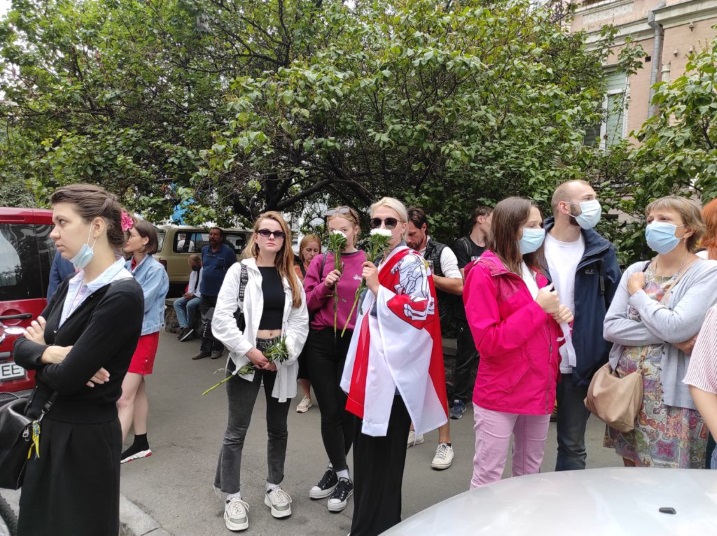 В Киеве прошла акция солидарности с Белорусью. На ней поддержали задержанных волонтеров “Восток-SOS”
