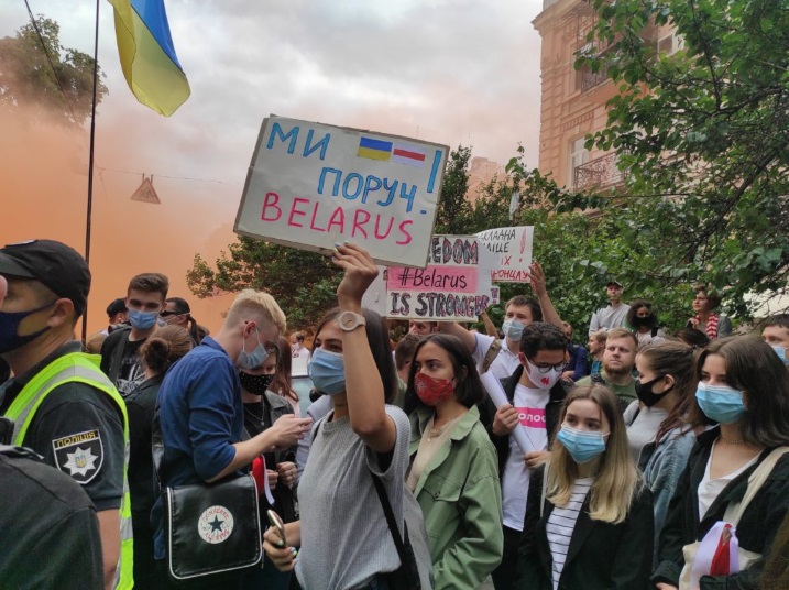 В Киеве прошла акция солидарности с Белорусью. На ней поддержали задержанных волонтеров “Восток-SOS”