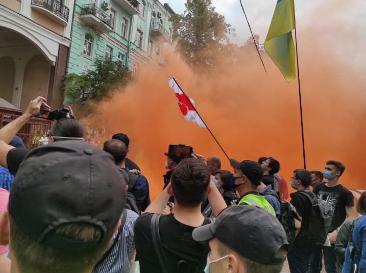 В Киеве прошла акция солидарности с Белорусью. На ней поддержали задержанных волонтеров “Восток-SOS”