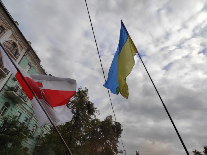 В Киеве прошла акция солидарности с Белорусью. На ней поддержали задержанных волонтеров “Восток-SOS”