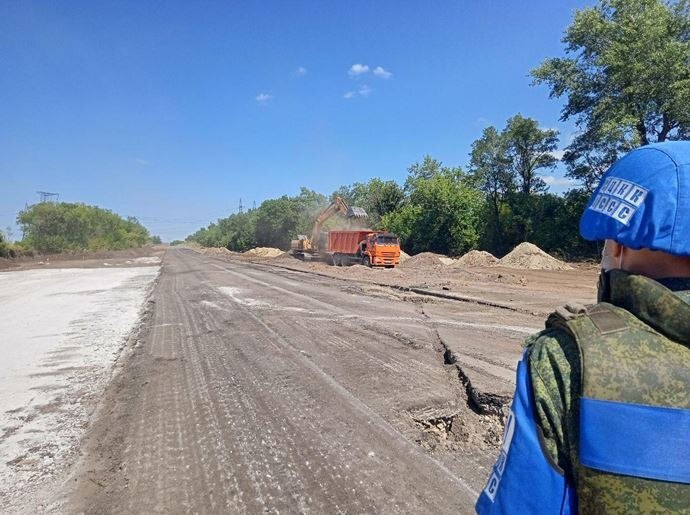 В &#8220;ЛНР&#8221; показали, как строят КПВВ в Счастье и Золотом