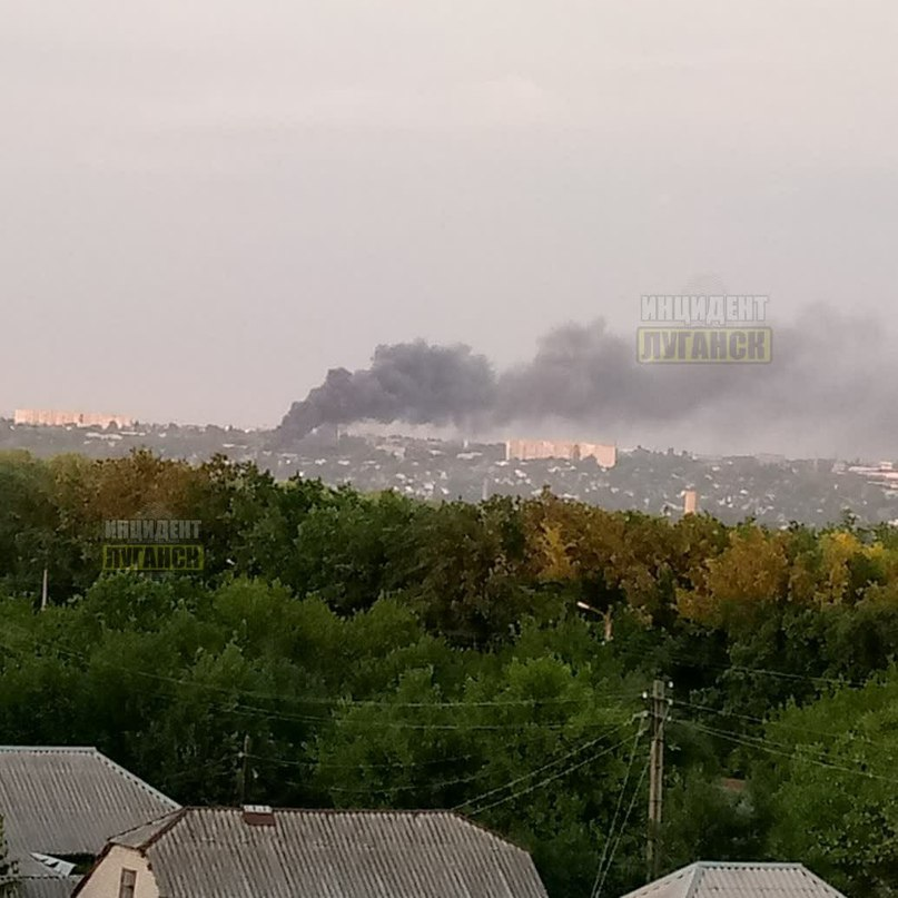 В Луганске горел склад в районе “100-го завода”