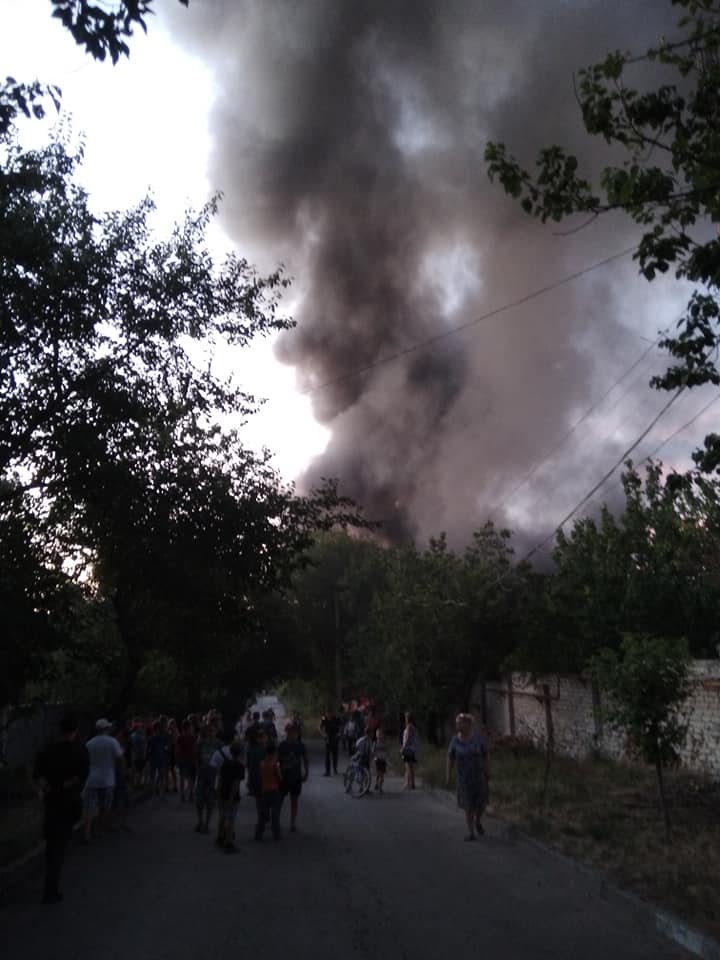 В Луганске горел склад в районе “100-го завода”