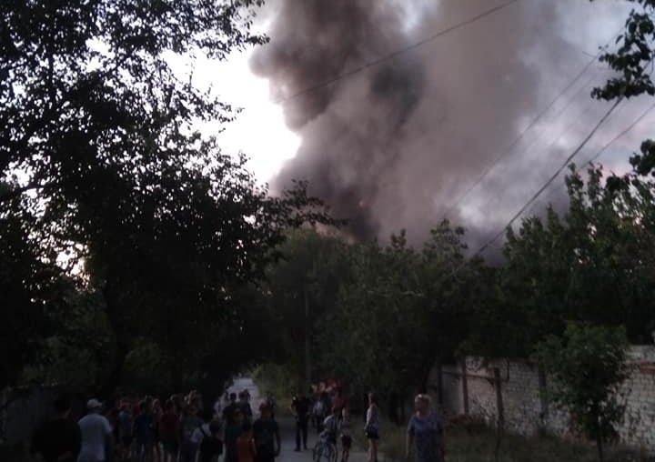 В Луганске горел склад в районе “100-го завода”