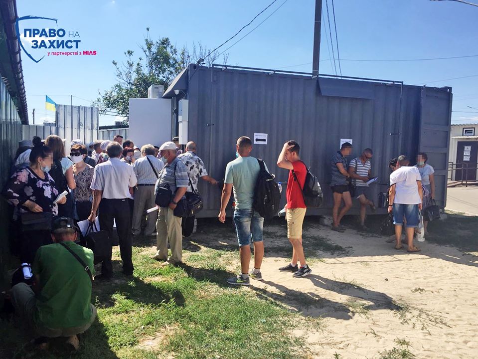 На КПВВ “Станица Луганская” появился вагончик, в котором за 1225 гривен можно сдать тест на коронавирус