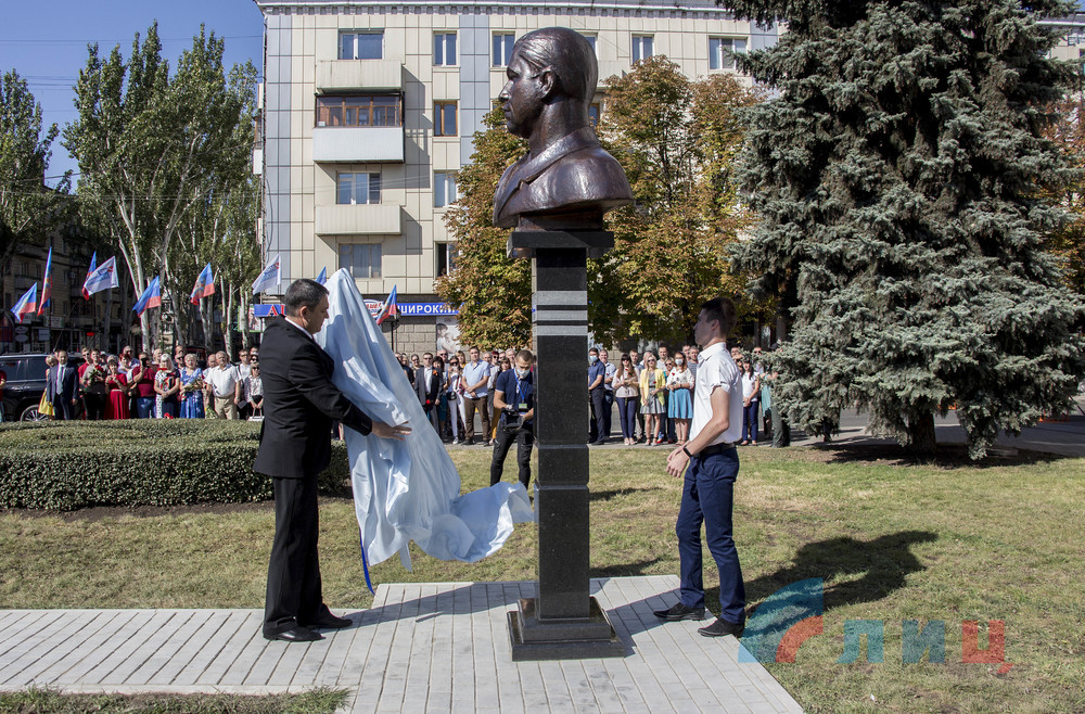 В Луганске открыли бюст “первому главе” Болотову