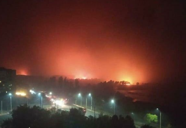 Пожары окрасили небо в красный цвет. Жители Северодонецка публикуют впечатляющее видео зарева