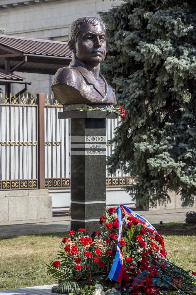 В Луганске открыли бюст “первому главе” Болотову