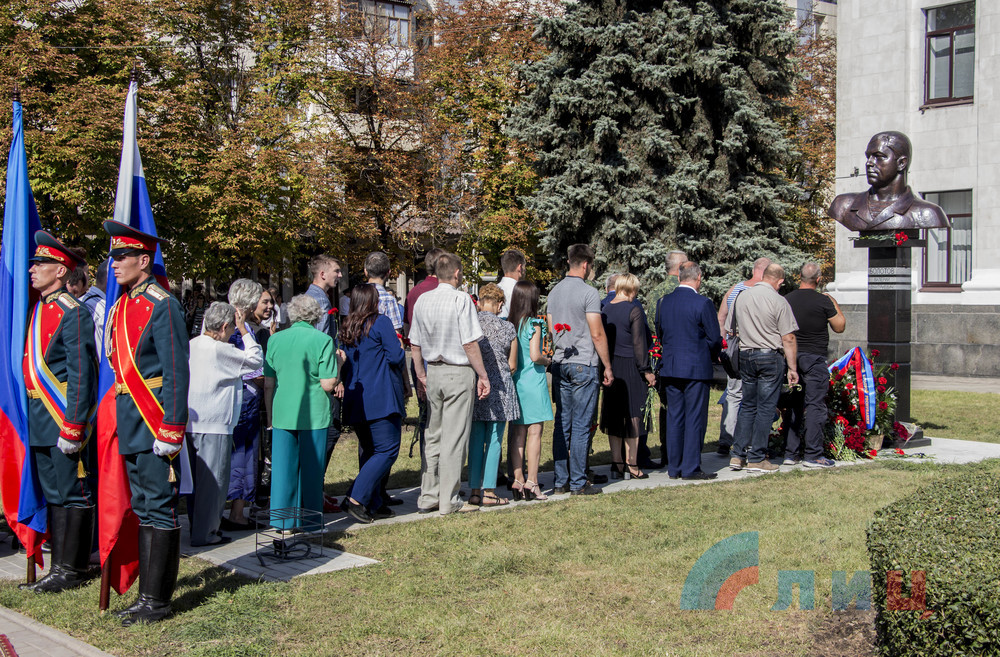 В Луганске открыли бюст “первому главе” Болотову