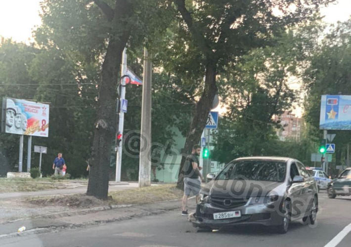 В Донецке авто “Полиции ДНР” попало в аварию