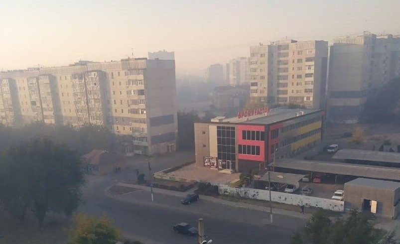 Луганск заволокло дымом. Людей призывают не выходить из дома