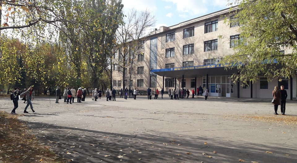 Нет масок. В Луганской области двум больным с COVID-19 отказали в праве голосовать дома, — “Опора”