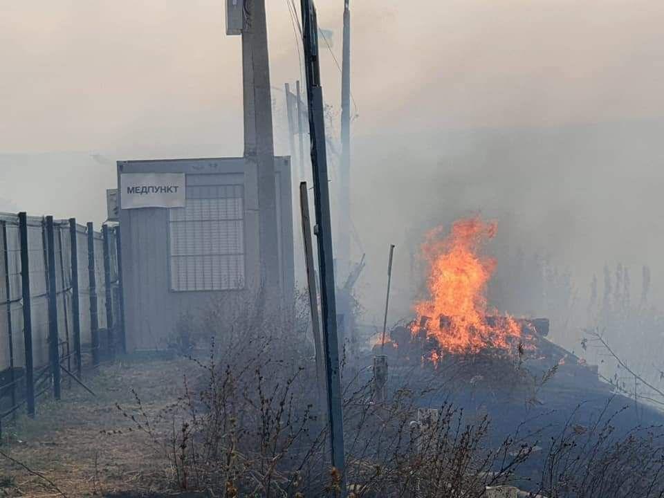 Загорелся пункт пропуска “Станица Луганская”. До этого его успели закрыть