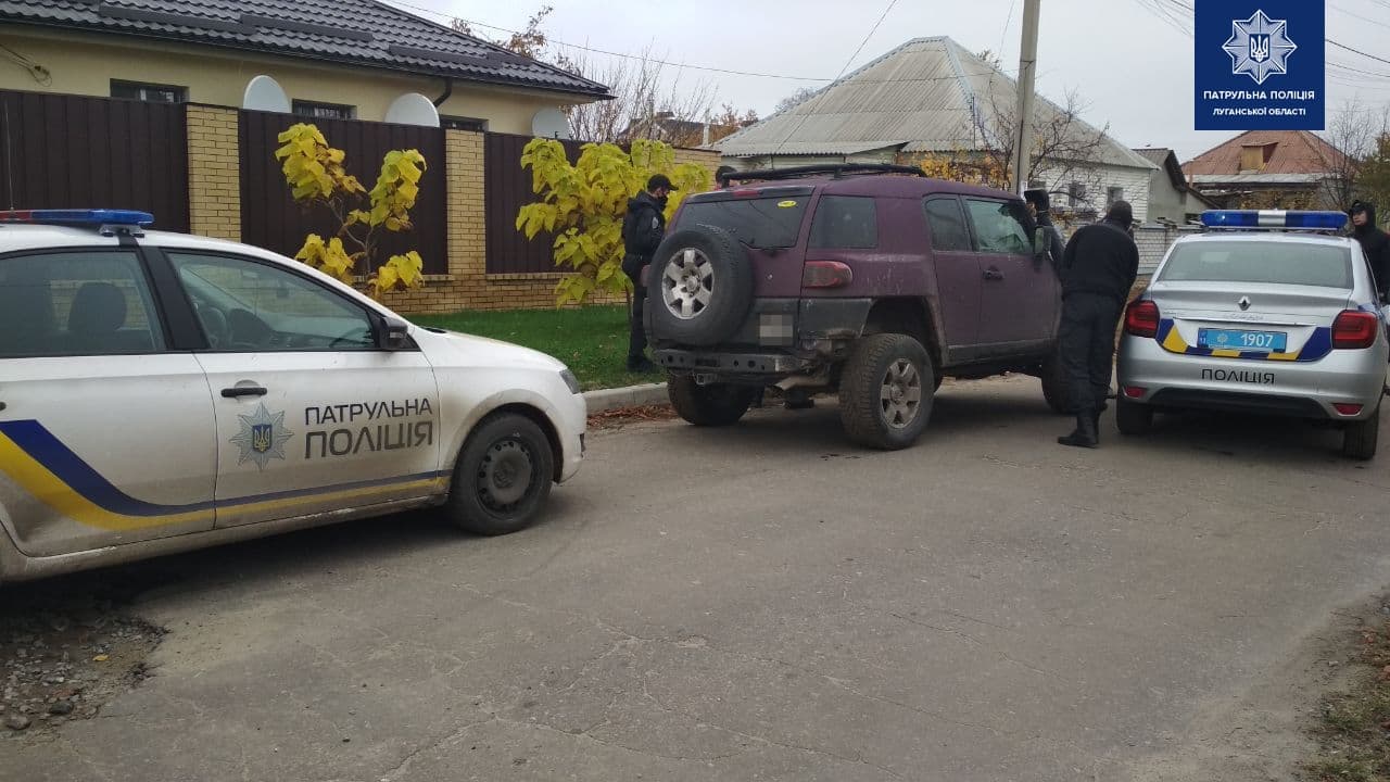 В Северодонецке женщина за рулем внедорожника повредила автомобиль полиции и пыталась сбежать