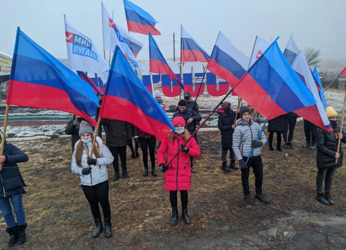 В Луганск приехал сотый “гумконвой” из России. Встречать его согнали школьников