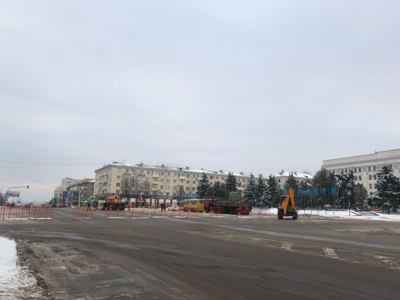 В Луганске перекрыли Театральную площадь и начали устанавливать елку