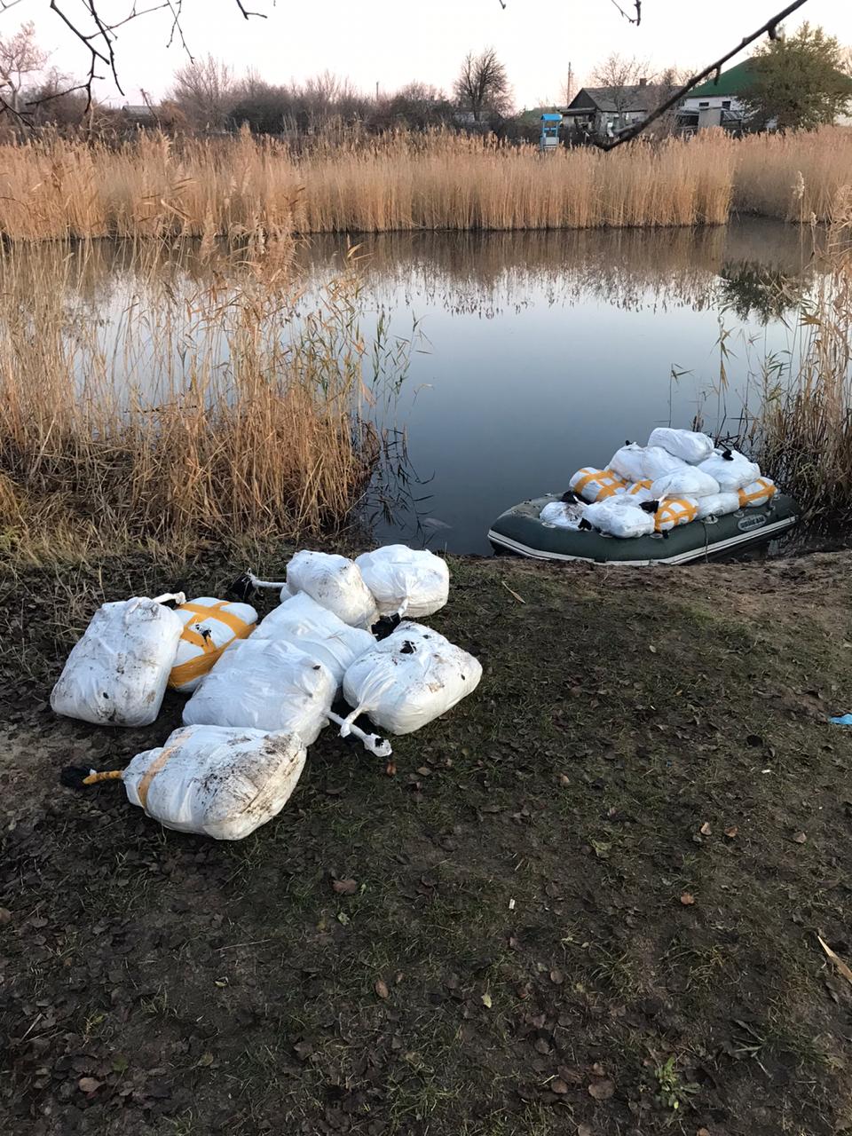 Свинина и элитные сыры. На Луганщине задержали крупную партию контрабанды