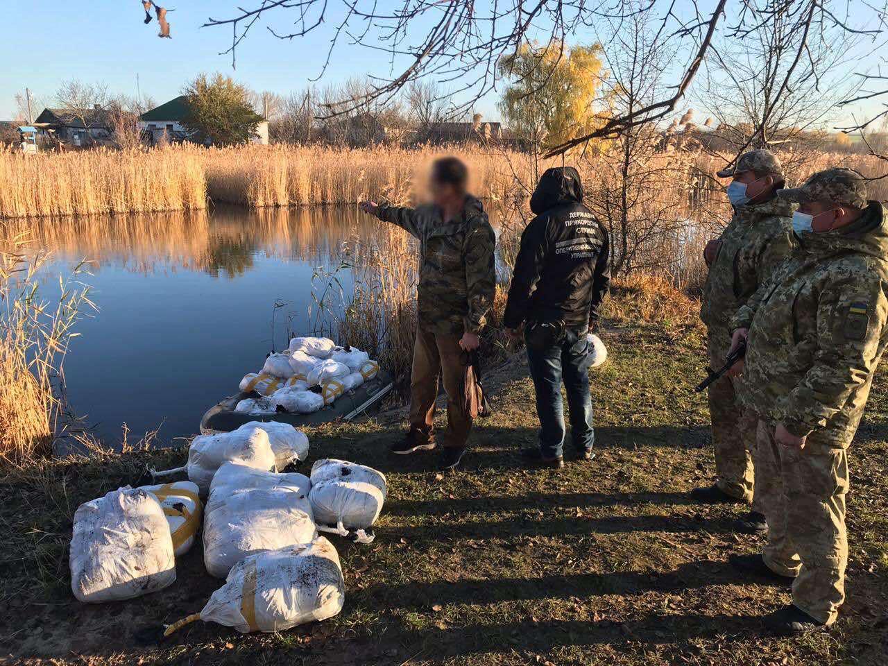 Свинина и элитные сыры. На Луганщине задержали крупную партию контрабанды