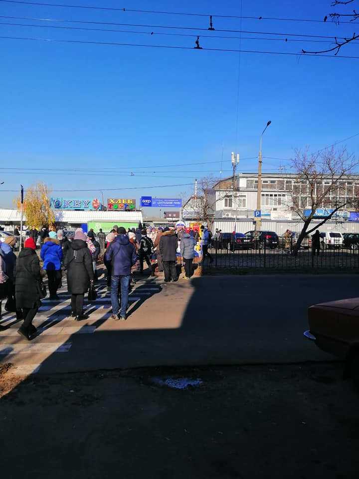 В Северодонецке вышли на митинг против карантина “выходного дня” и заблокировали дорогу
