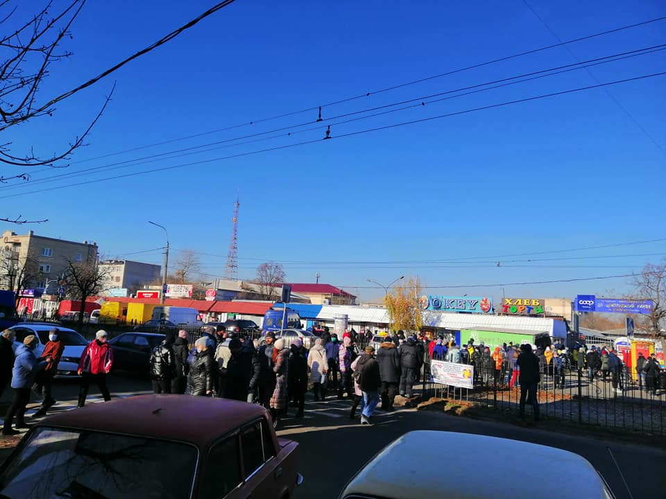 В Северодонецке вышли на митинг против карантина “выходного дня” и заблокировали дорогу