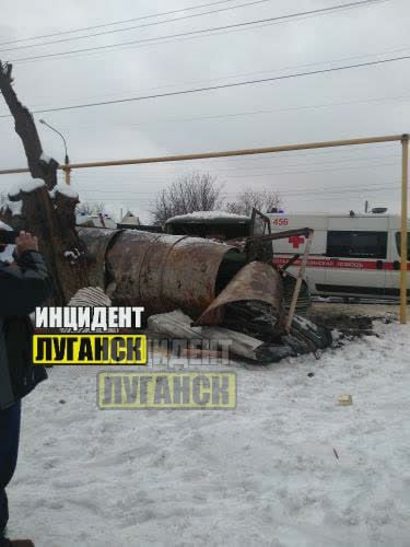 В Луганске УАЗ “военных” снес остановку. Пострадали дедушка и его внучка