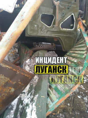 В Луганске УАЗ “военных” снес остановку. Пострадали дедушка и его внучка