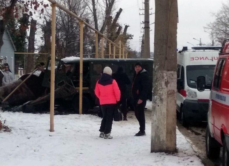 В Луганске УАЗ “военных” снес остановку. Пострадали дедушка и его внучка