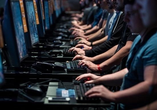 Просят оплатить несуществующие услуги. Мошенники выманивают деньги за оформление компенсации по 8 тысяч гривен