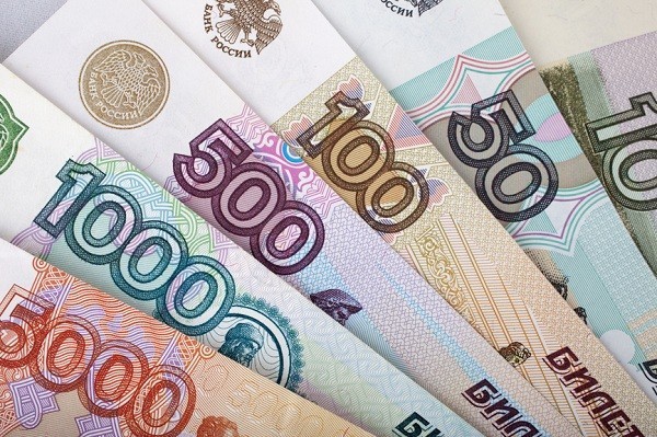 Печатают на “зоне”. Жителей оккупированного Донбасса предупреждают о фальшивых рублях