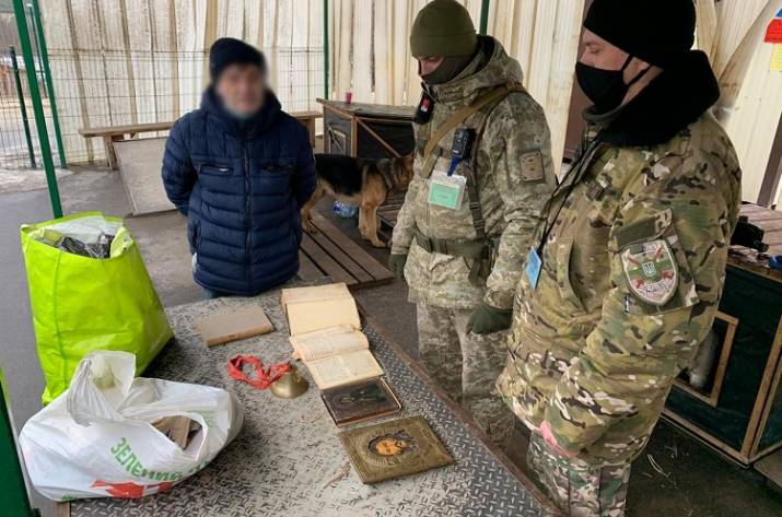 Псалтырь, “Лукреций о природе вещей” и “Географический атлас”. В ОРЛО пытались тайно провезти старинные книги и иконы