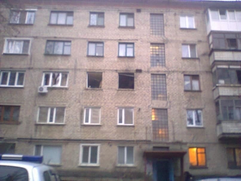 В Луганске произошел взрыв в квартире командира боевиков “ЛНР”. Мужчина ранен