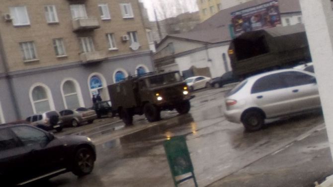 В центре Луганска видели военную технику, перегородившую дорогу