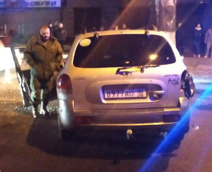 В Луганске внедорожник с “военным” за рулем выехал на встречную и устроил ДТП