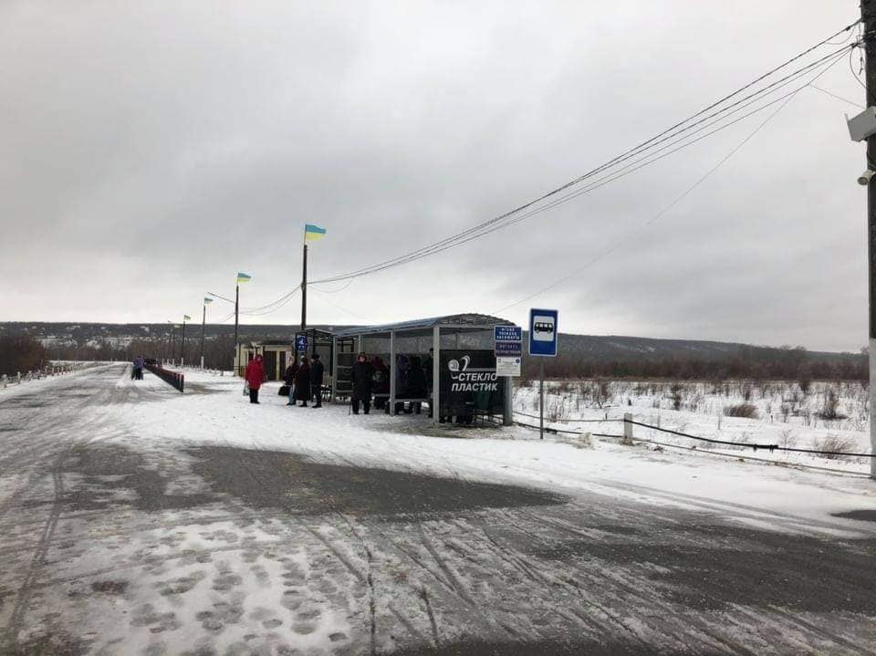 На КПВВ в Станице Луганской не работали компьютеры. Людям пришлось ждать восстановления работы на морозе