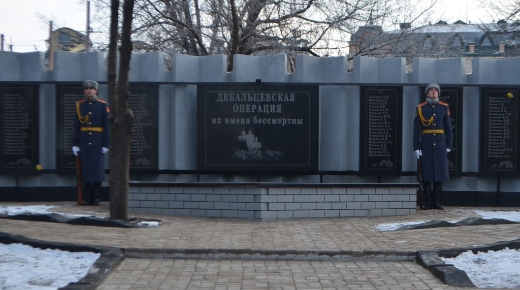 “ДНР” прибрала фотографию украинского военного со своего памятника. Пропагандисты говорят, ничего не было