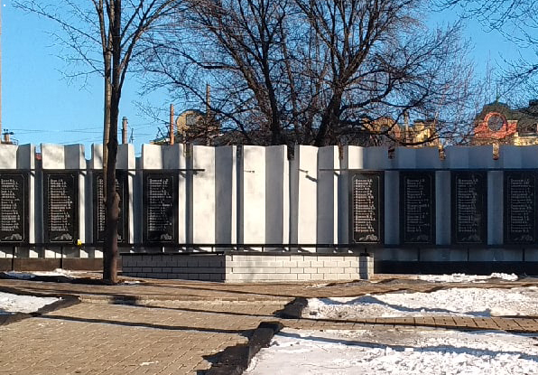 Памятную плиту в Дебальцево с изображением украинского бойца поспешно сняли
