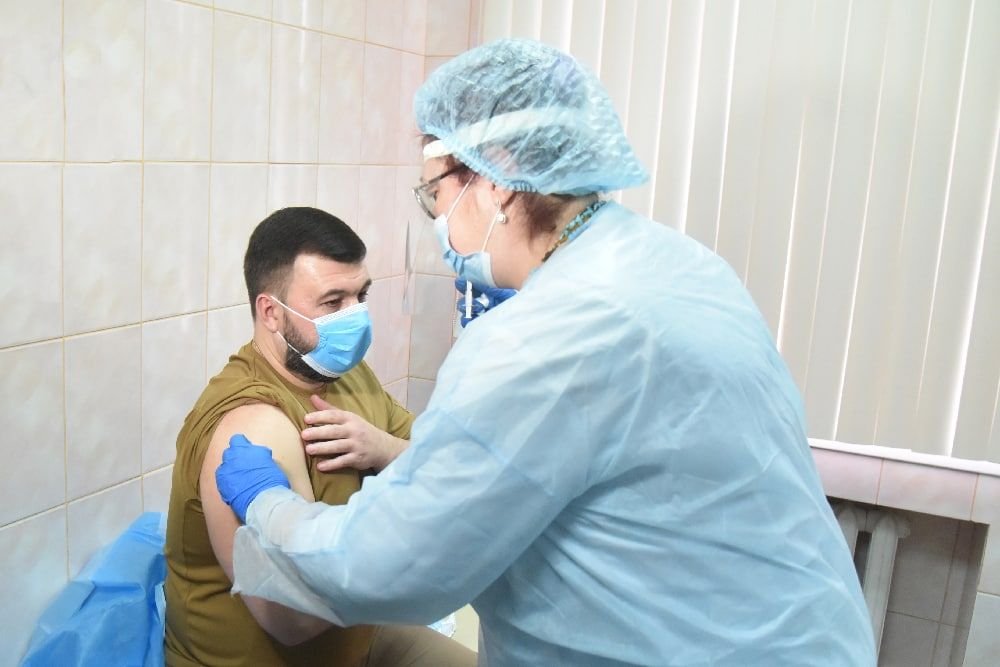В Донецке Пушилин вакцинировался на камеру