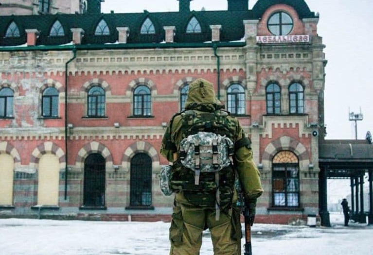 В “ДНР” поставили памятник боевикам с фотографией Мустафы Найема. На фото украинский солдат