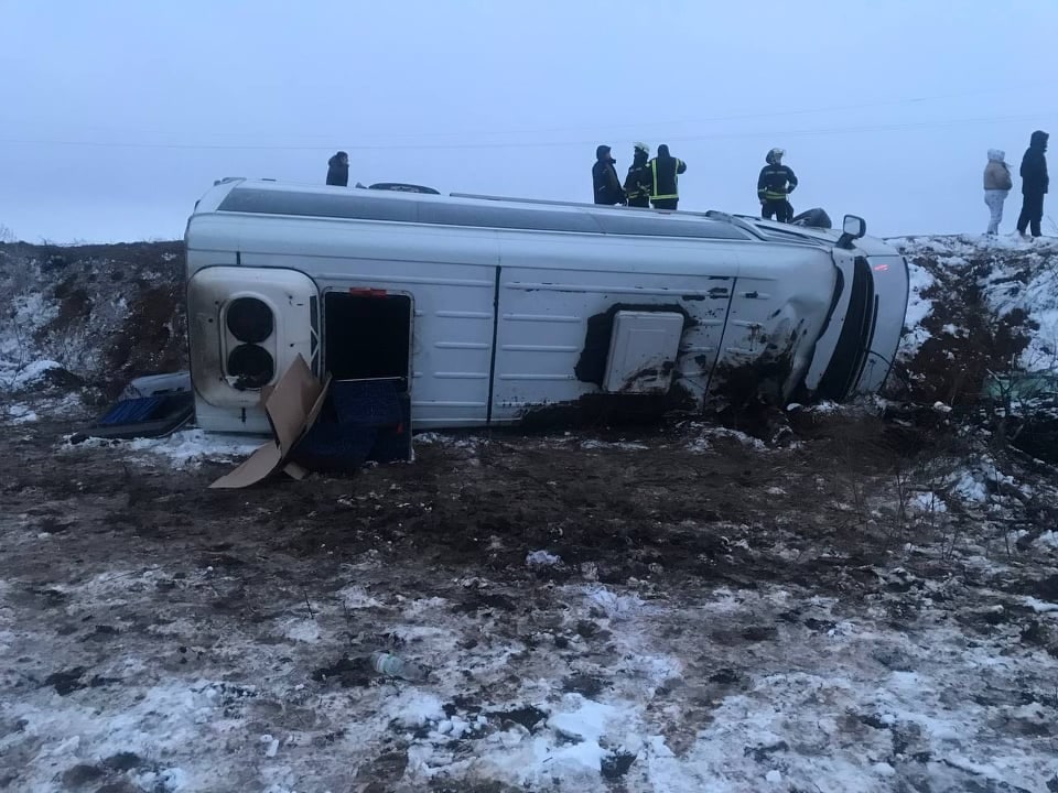В Луганской области перевернулся на бок микроавтобус. Пострадали 6 человек