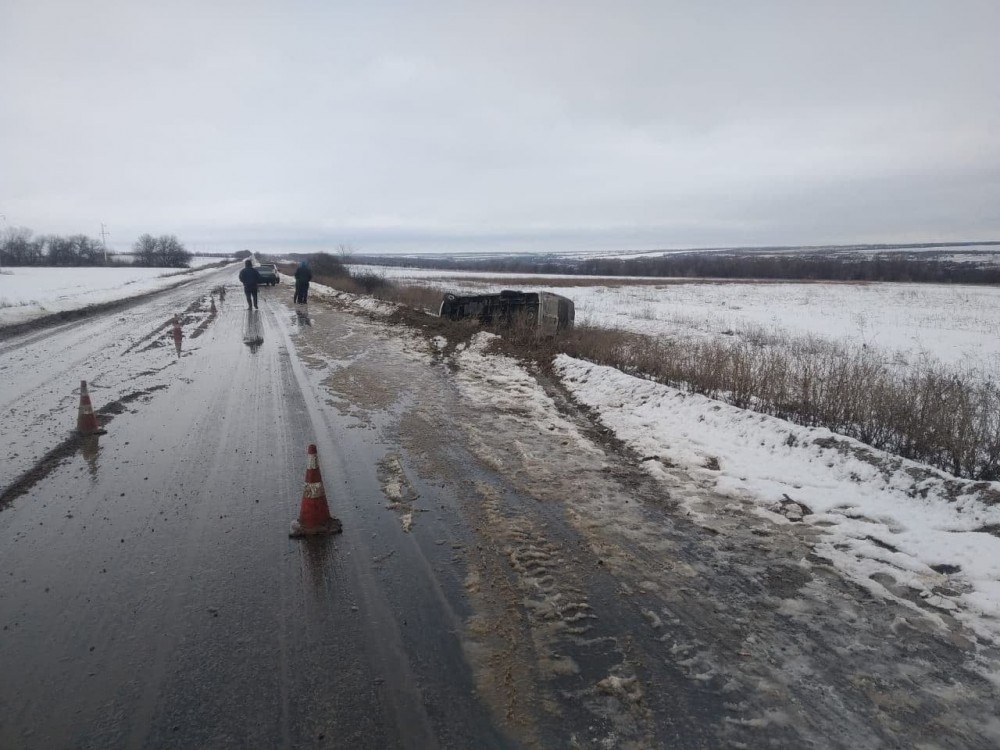 В Луганской области перевернулся на бок микроавтобус. Пострадали 6 человек