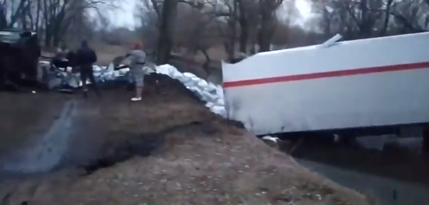 В Макеевке фура слетела в реку и рассыпала мешки. Местные поспешили унести груз по домам