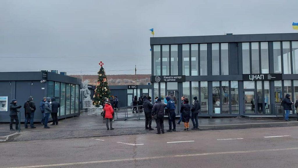 Пенсионерам на КПВВ “Новотроицкое” продают смартфоны по 3 тыс. гривен