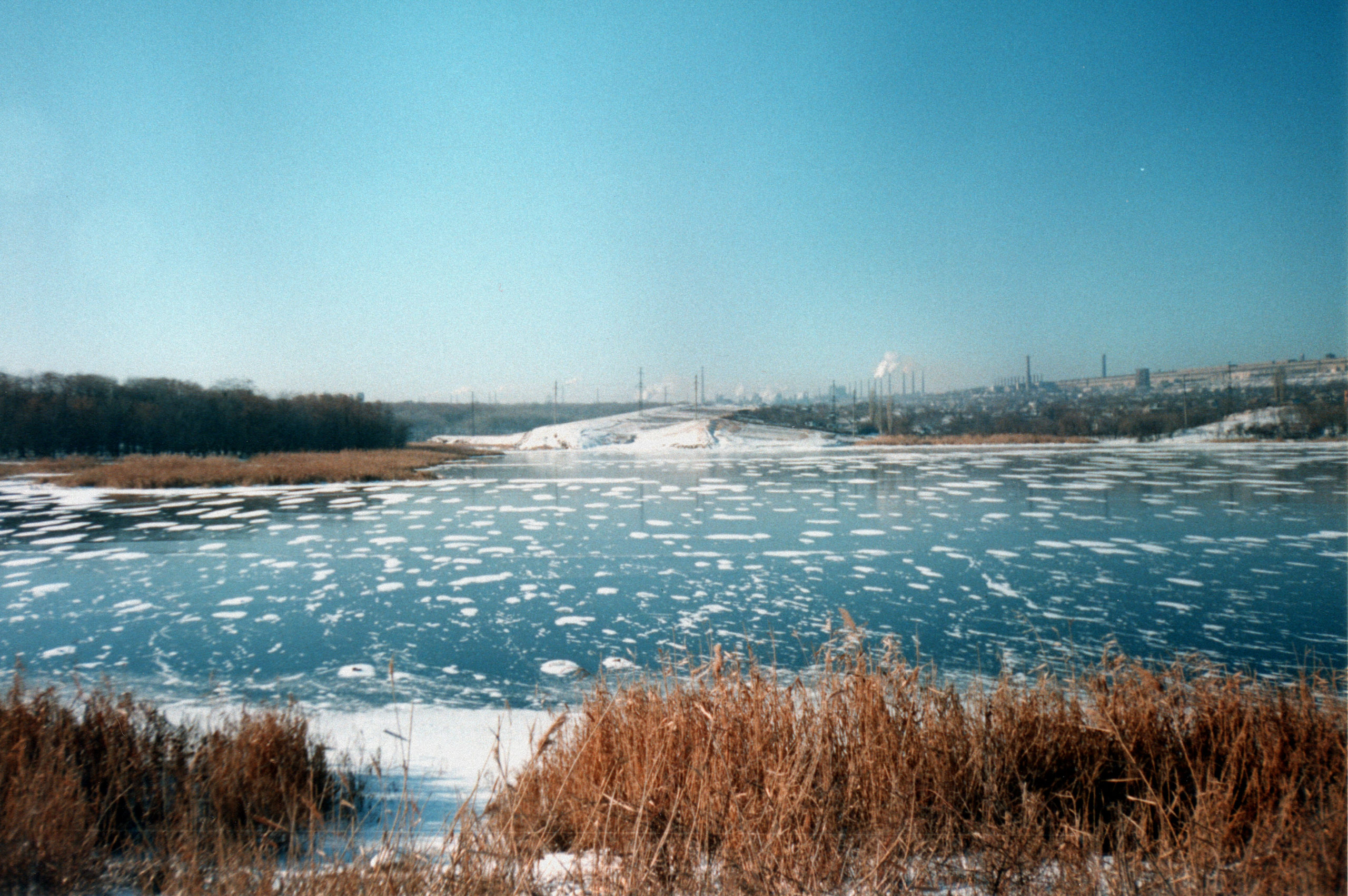 В Алчевске две школьницы провалились под лед. Спасти удалось только одну