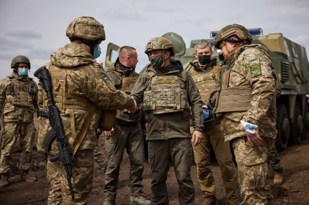 Зеленский приехал на Донбасс и фотографировался с военными в окопе