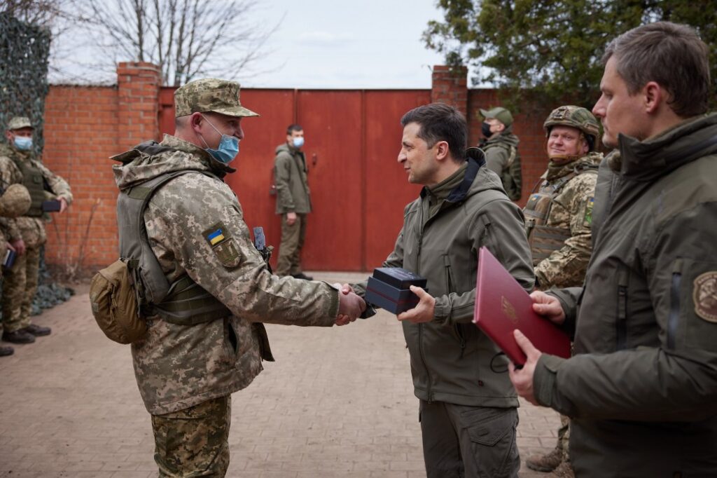Зеленский приехал на Донбасс и фотографировался с военными в окопе