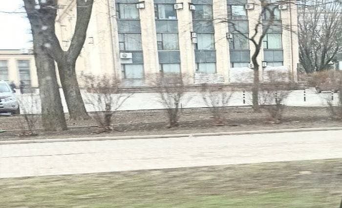 Окна админзданий в Донецке закладывают мешками с песком. Появилось видео