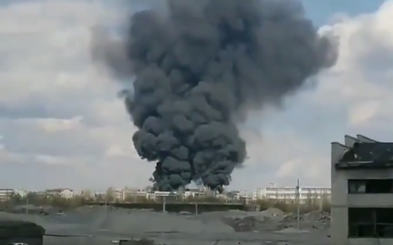 В Рубежном на территории воинской части случился крупный пожар. Загорелся бензовоз