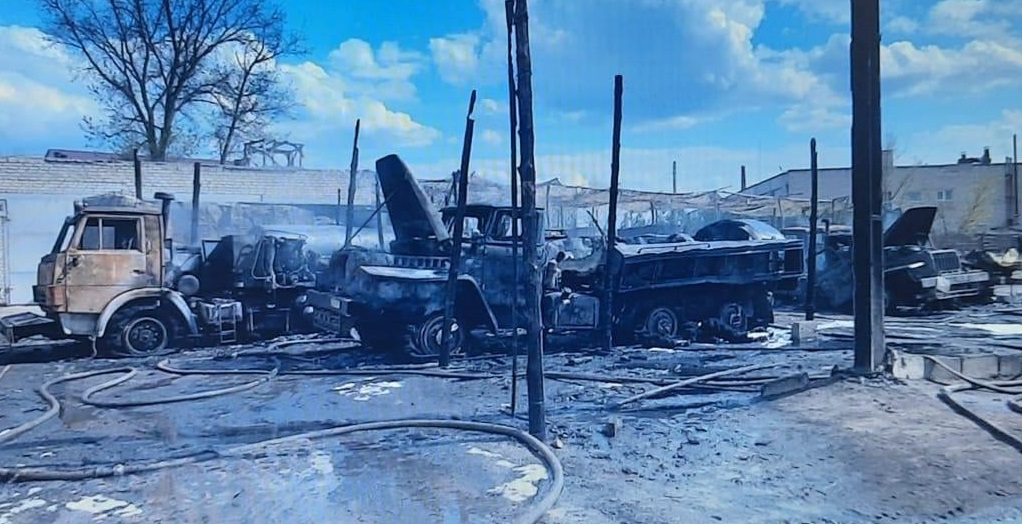 Сгорели 4 бензовоза. Появились подробности пожара в воинской части Рубежного