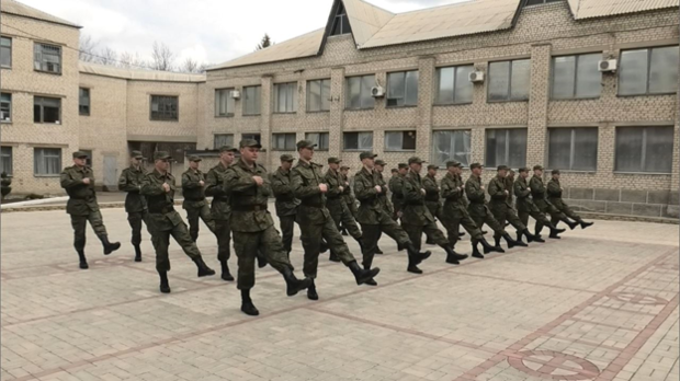 “Срочников”, призванных в ОРЛО, хотят привлечь к участию в параде на 9 мая. Их уже учат маршировать и показывают советское кино