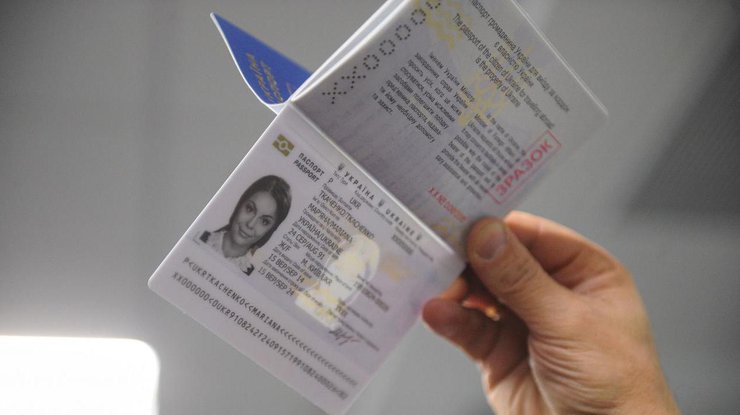 Как переселенцу впервые получить паспорт гражданина Украины